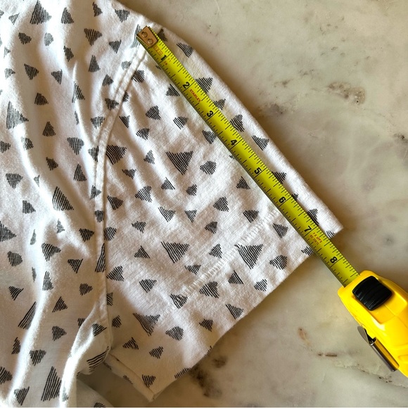 CPO provisions white with black line art triangle print short sleeve tee. Size M - Picture 5 of 8